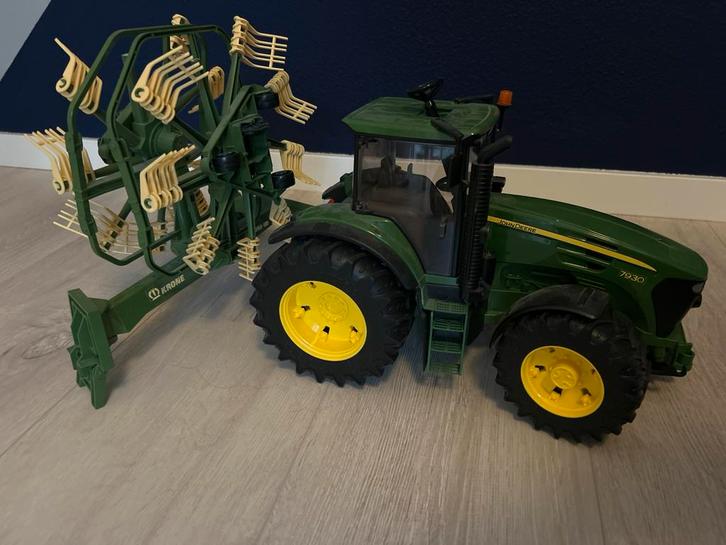 Bruder John Deere 7930 Tractor met Krone hark, Hobby en Vrije tijd, Modelauto's | 1:32, Zo goed als nieuw, Tractor of Landbouw