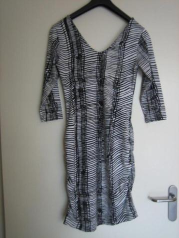 Sexy wit-zwart grafisch jurkje JUFFROUW JANSEN, S snazzeys beschikbaar voor biedingen