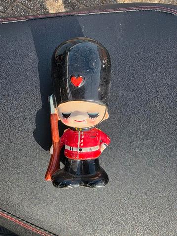 Schattig vintage beeldje van een Engelse soldaat beschikbaar voor biedingen