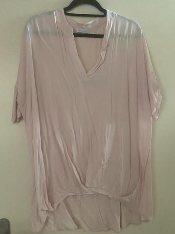 Mooie zachtroze blouse beschikbaar voor biedingen