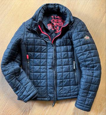 Superdry Tussenjas Maat L (valt als M) beschikbaar voor biedingen