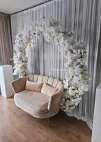 Bloemeboog backdrop bruidsbank te huur, Hobby en Vrije tijd, Feestartikelen | Verhuur, Ophalen of Verzenden, Geboorte of Huwelijk