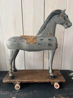 Brocante oud houten paard op wieltjes. 68 cm hoog ., Antiek en Kunst, Ophalen