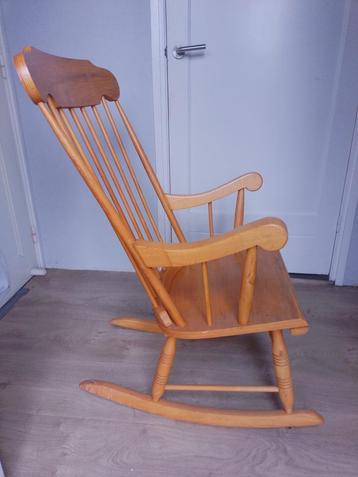 Houten Schommelstoel beschikbaar voor biedingen
