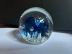 Glazen presse-papier met blauwe en witte decoratie, Antiek en Kunst, Antiek | Glas en Kristal, Ophalen of Verzenden