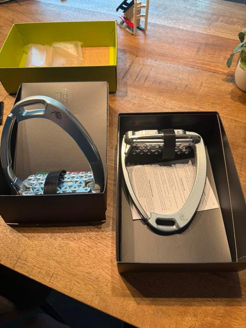 Nieuwe Tech Stirrups Venice Plus EVO Zilver/Zilver, Dieren en Toebehoren, Paarden en Pony's | Hoofdstellen en Tuigage, Nieuw, Springen