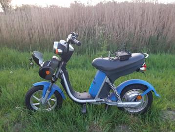 ZEER MOOIE ELECTRISCHE SCOOTER 499.95 EURO  beschikbaar voor biedingen