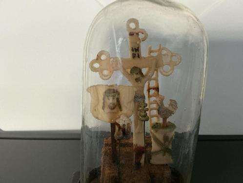 Antieke Kruisiging onder Stolp - Religieus Object Decoratie, Antiek en Kunst, Antiek | Religie, Ophalen of Verzenden