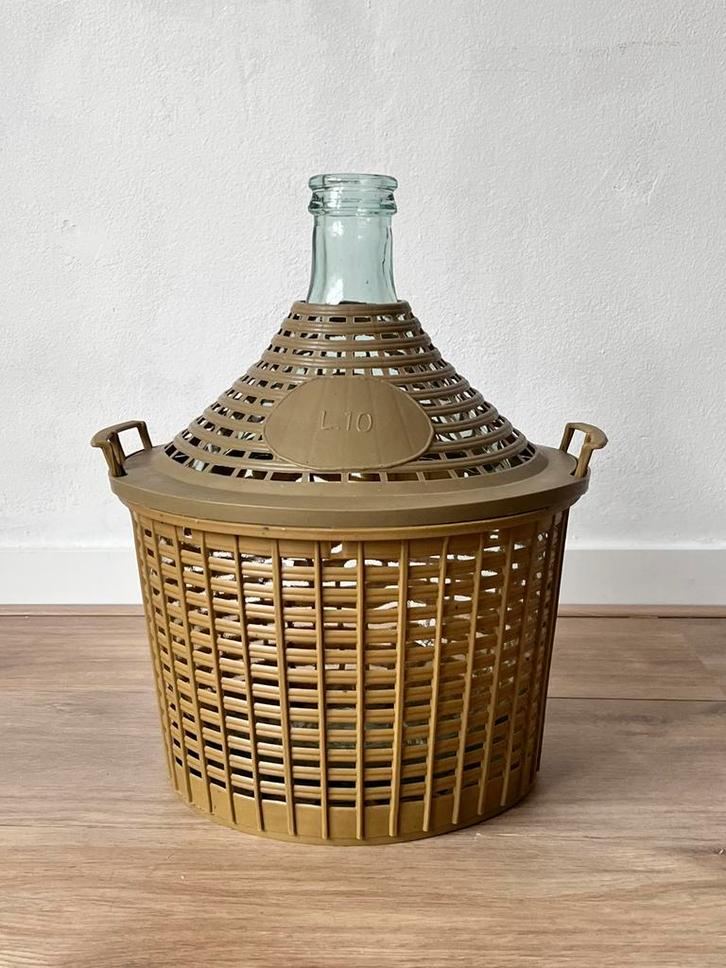 Oude groen glazen flesvaas in mand, Antiek en Kunst, Curiosa en Brocante, Ophalen