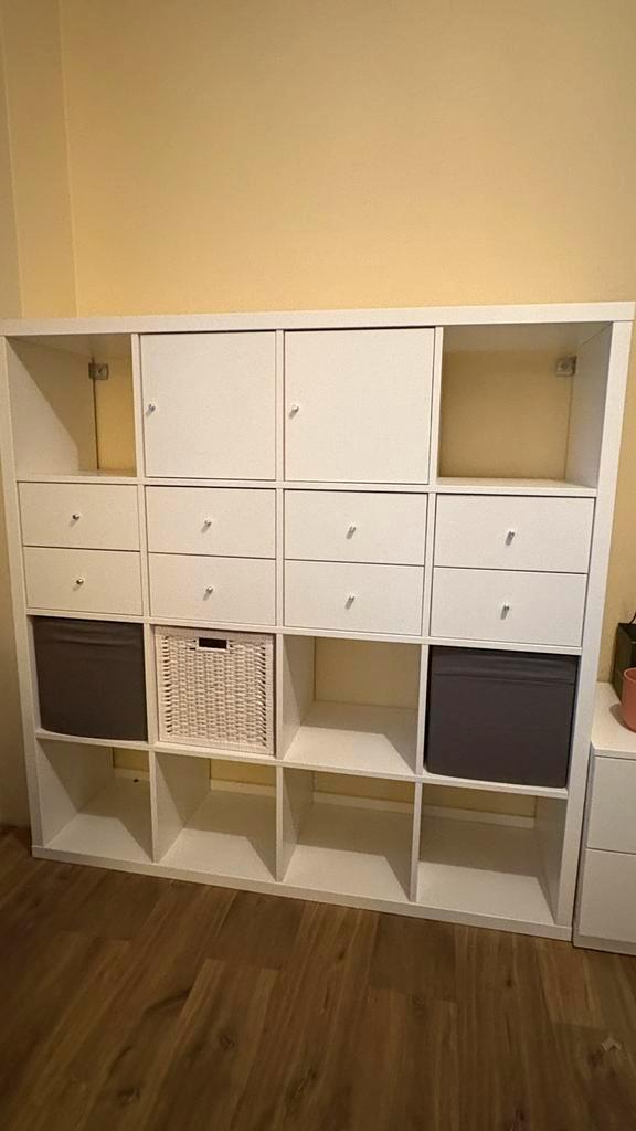Open kast Ikea Kallax met diverse accesoires, Huis en Inrichting, Kasten | Wandmeubels, Zo goed als nieuw, 100 tot 150 cm, Minder dan 150 cm