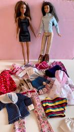 Twee oude donkere Barbies met verzameling kleding, Verzamelen, Poppen, Ophalen of Verzenden, Gebruikt, Pop