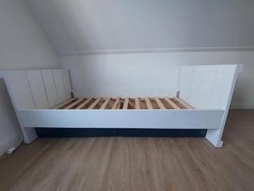 Houten bed, 200x90 cm, incl 2 laden, lattenbodem en matras beschikbaar voor biedingen