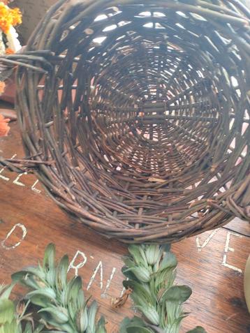 Vintage rotan mand met handvaten beschikbaar voor biedingen