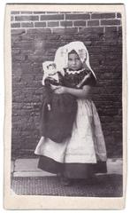 CDV Kind Meisje Klederdracht Zuid-Beveland Pop Foto M. Paree, Gebruikt, Foto, Klederdracht, Ophalen of Verzenden