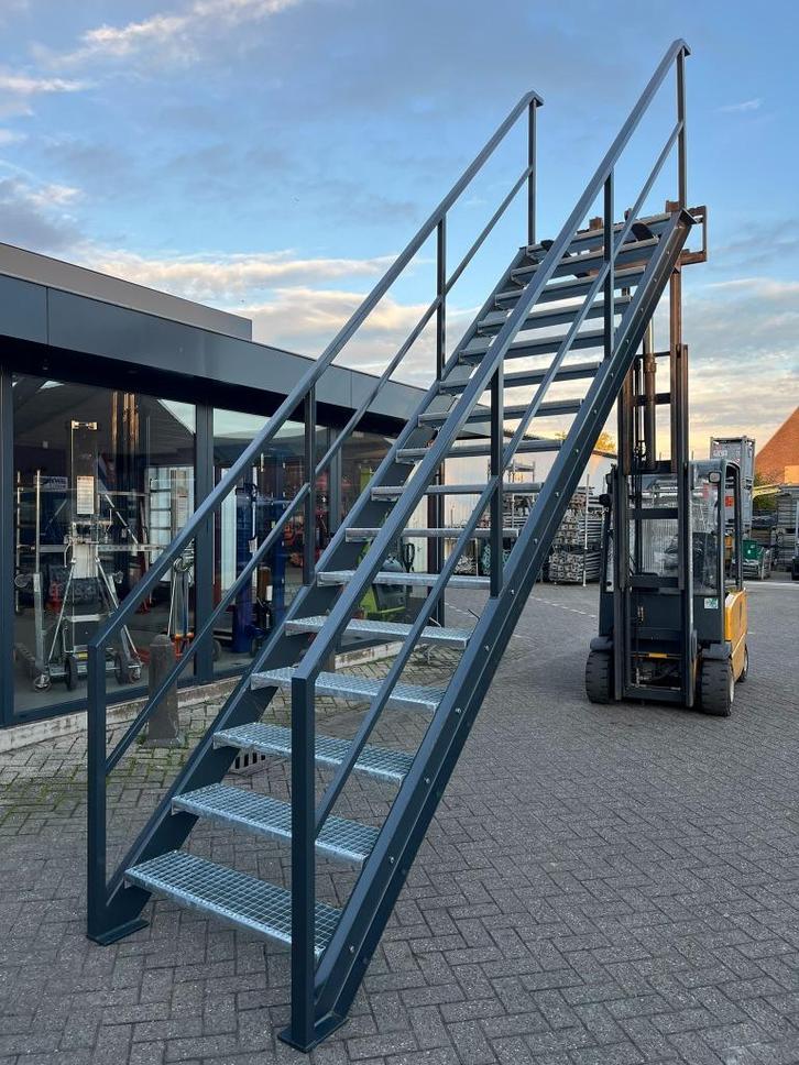 Stalen trap/metalen trap/entresol trap/verdiepingstrap 350CM, Doe-het-zelf en Verbouw, Ladders en Trappen, Nieuw, Trap, 2 tot 4 meter