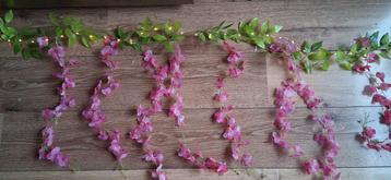 Roze bloemenslinger met verlichting beschikbaar voor biedingen
