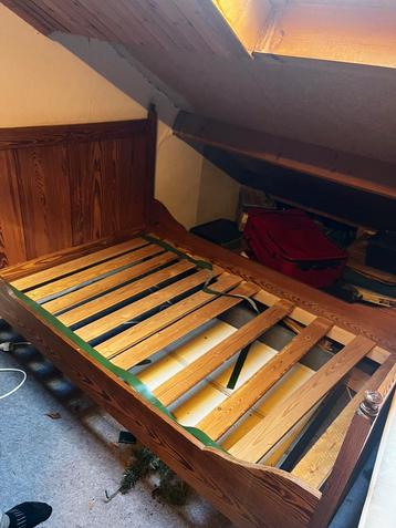 Bed met madras beschikbaar voor biedingen