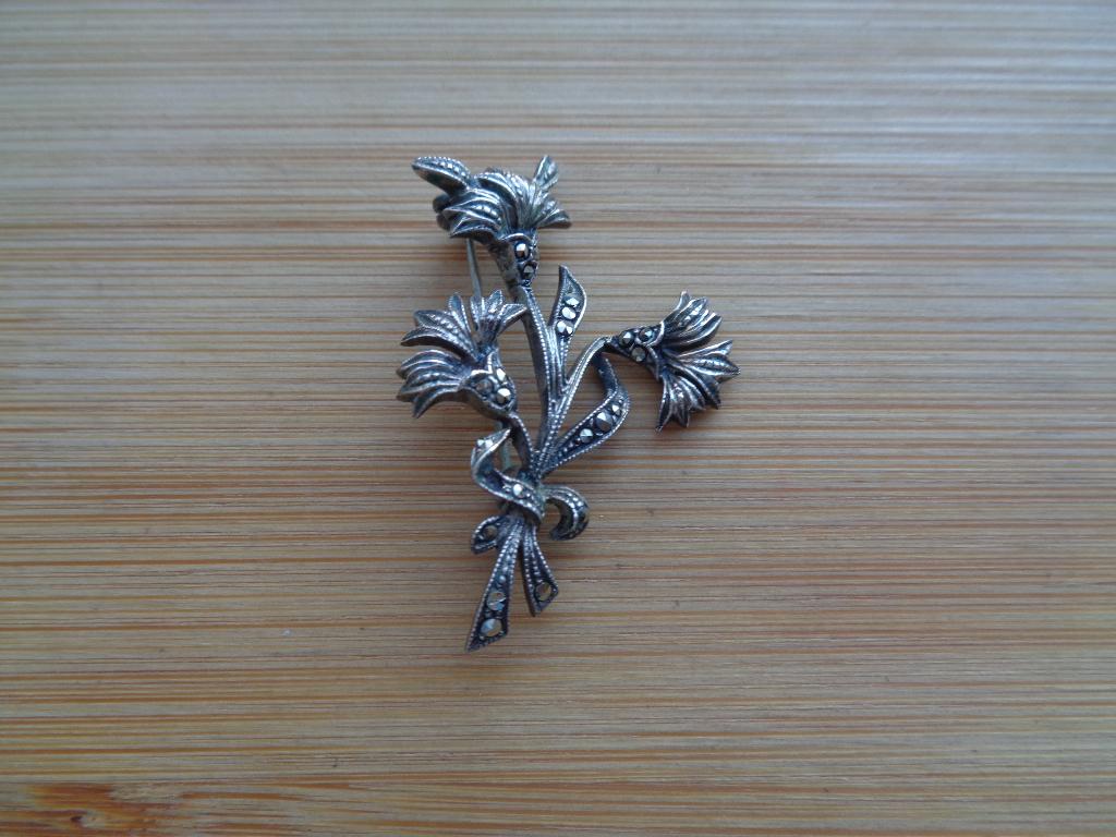 zilveren bloem broche met markasiet steentjes [1045], Met kristal, 4 tot 7 cm, Ophalen of Verzenden, Zo goed als nieuw