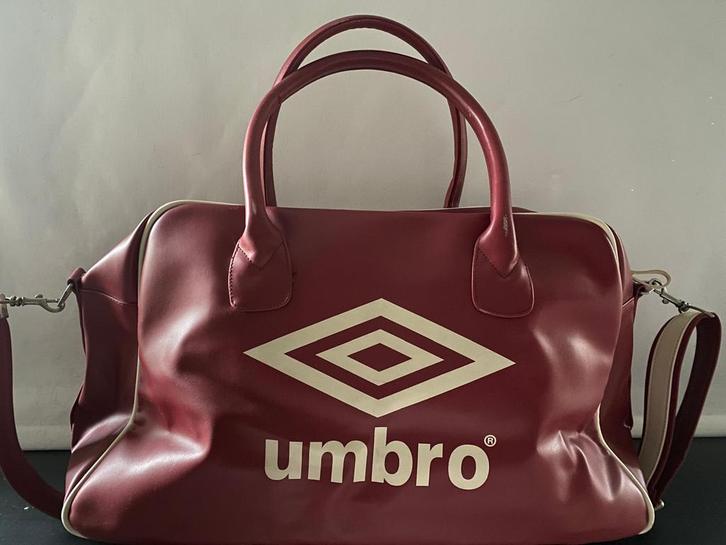 Sportieve Umbro weekend-/sporttas, Sieraden, Tassen en Uiterlijk, Tassen | Reistassen en Weekendtassen, Zo goed als nieuw, Rood