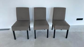 Vier eetkamer stoelen beschikbaar voor biedingen