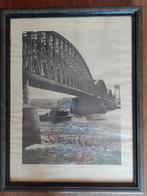 Foto Paul Schuitema in lijst jaren 30 van de Hefbrug met spo, Ophalen
