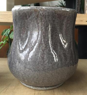 Vintage jaren zeventig keramische bloempot uniek tulp grijs beschikbaar voor biedingen
