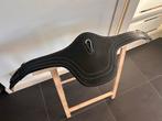 Springsingel met buikflap 135cm zwart, Dieren en Toebehoren, Paarden en Pony's | Hoofdstellen en Tuigage, Ophalen, Zo goed als nieuw