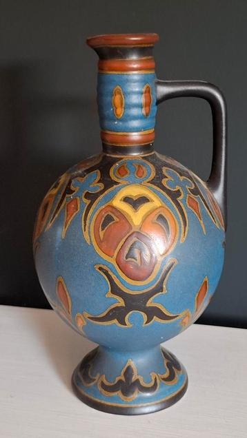 Platelen aardewerk schenkkan, floraal gedecoreerd uit 1927 beschikbaar voor biedingen