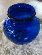 Vintage blauwe glazen vaas met bloemmotief, Huis en Inrichting, Woonaccessoires | Vazen, Blauw, Ophalen of Verzenden, Minder dan 50 cm