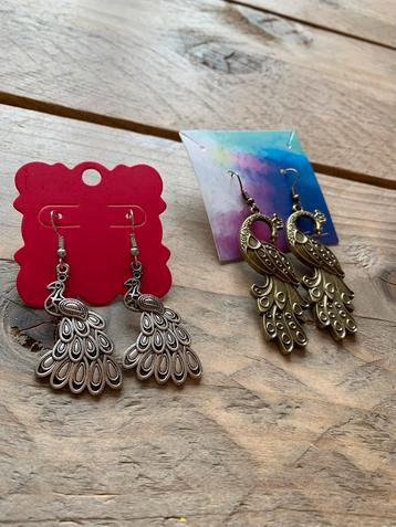 Pauw oorbellen beschikbaar voor biedingen