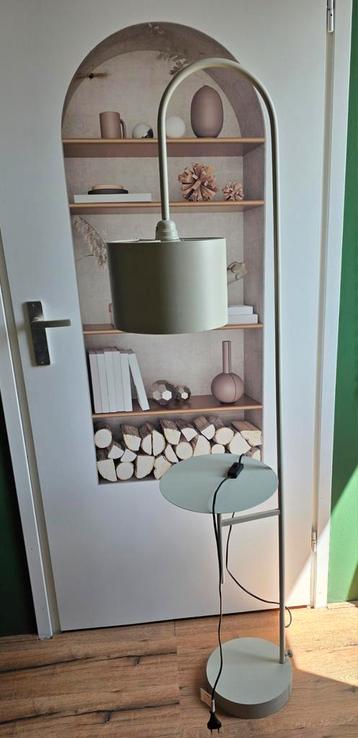 Staande lamp metaal cream met plateau beschikbaar voor biedingen