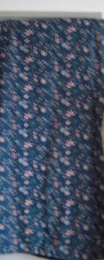 2 GORDIJNEN PETROL BLAUW? MET KLEINE BLOEMEN ,ROZE EN GROEN, Huis en Inrichting, Stoffering | Gordijnen en Lamellen, 200 cm of meer