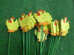 NIEUW 19 groen gekleurde houten kippen op stok 50 cm, Diversen, Pasen, Nieuw, Ophalen of Verzenden