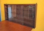 Vintage Vitrinekast - Donker Hout & Glazen Schuifdeuren, Huis en Inrichting, Gebruikt, 100 tot 150 cm, Glas, Vintage