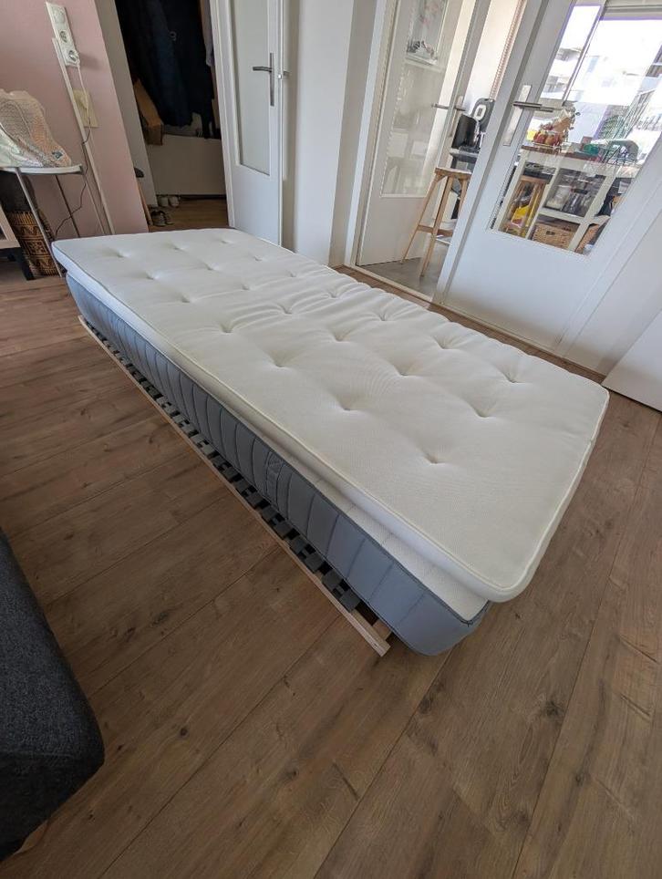 Complete IKEA set: lattenbodem + matras + topmatras (90x200), Huis en Inrichting, Slaapkamer | Matrassen en Bedbodems, Zo goed als nieuw