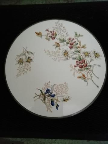 Te Koop Antiek Jugendstil Taartplateau op voet, gesigneerd beschikbaar voor biedingen