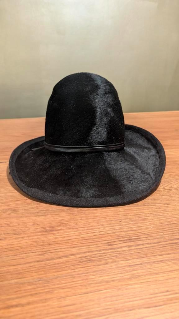 Hoed ponyhair +/-54 cm diameter, Kleding | Dames, Hoeden en Petten, Zo goed als nieuw, Ophalen of Verzenden
