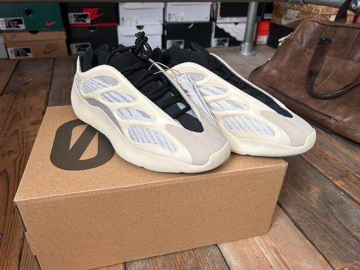 Adidas Yeezy Boost 700 v3 Azael - 42 2/3, Kleding | Heren, Schoenen, Nieuw, Sneakers of Gympen, Wit, Ophalen of Verzenden
