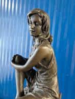 Bronzen sculptuur van een meid op de barkruk, Antiek en Kunst, Antiek | Koper en Brons, Ophalen of Verzenden