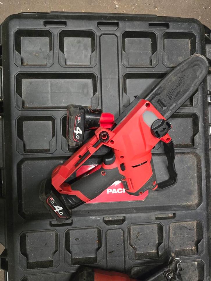 Milwaukee M12 Kettingzaag + 2x 4Ah Accu, Doe-het-zelf en Verbouw, Gereedschap | Zaagmachines, Gebruikt, Kettingzaag, 1200 watt of meer