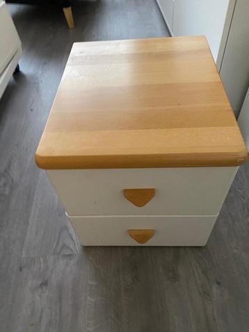 2x nachtkastje 2 laden wit met houten bovenkant beschikbaar voor biedingen