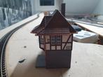 Kibri seinhuis netjes gebouwd met verlichting HO, Hobby en Vrije tijd, Modeltreinen | H0, Overige merken, Gelijkstroom of Wisselstroom