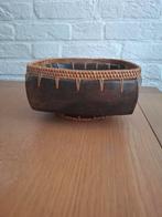 Vintage, zware aardewerk schaal met rotan. H10 cm. 18x18 cm., Ophalen of Verzenden, Zo goed als nieuw, Rond, Steen of Aardewerk