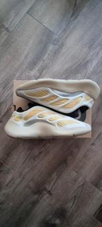 Yeezy 700 v3 Safflower maat 42 2/3, Kleding | Heren, Schoenen, Wit, Nieuw, Ophalen of Verzenden, Sneakers of Gympen