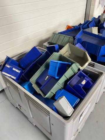 Magazijn bakken beschikbaar voor biedingen