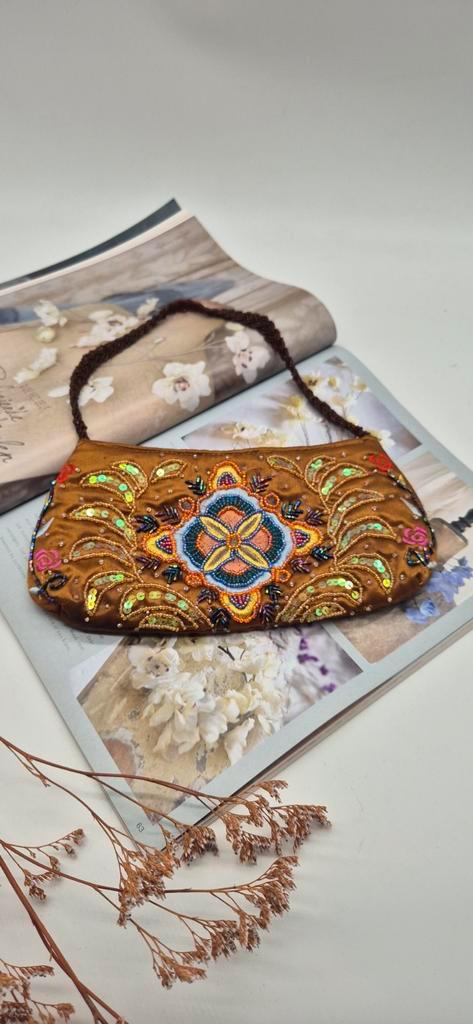 Vintage Benini Kralen Avondtasje, Sieraden, Tassen en Uiterlijk, Tassen | Damestassen, Gebruikt, Avondtasje, Bruin, Ophalen of Verzenden