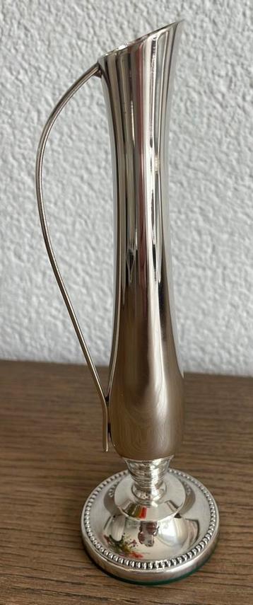 Vintage verzilverd vaasje met oor beschikbaar voor biedingen
