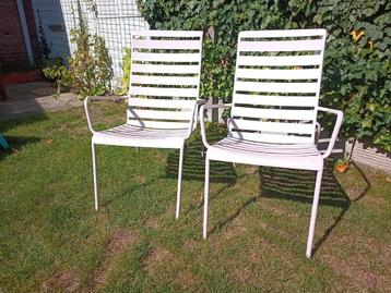 5 roze metalen tuinstoelen  beschikbaar voor biedingen