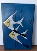 GERMANY CERAMANO HANDARBEIT BLAUWE WANDTEGEL MET VISSEN, Antiek en Kunst, Antiek | Wandborden en Tegels, Verzenden