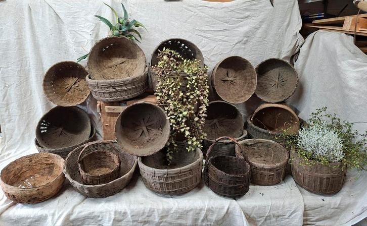 Partij Leemmandjes uit India - 17 stuks, Huis en Inrichting, Woonaccessoires | Schalen en Manden, Gebruikt, Mand, Rond, Riet, Ophalen of Verzenden